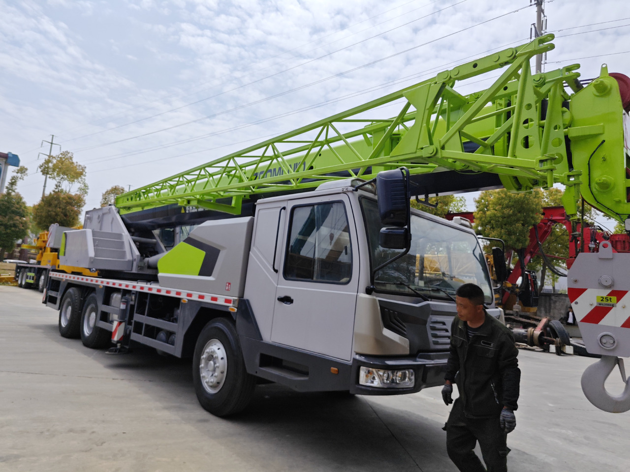 ZOOMLION ZTC251V - Autódaru: 2 kép. ZOOMLION ZTC251V - Autódaru: 2 kép.