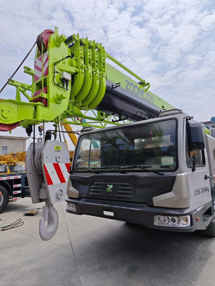 ZOOMLION ZTC251V - Autódaru: 3 kép. ZOOMLION ZTC251V - Autódaru: 3 kép.