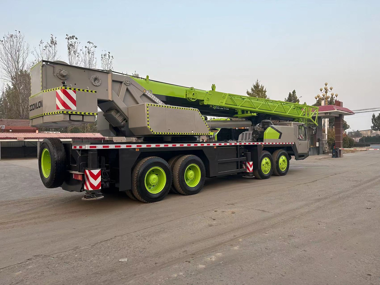 ZOOMLION ZTC700V 70ton - Autódaru: 3 kép. ZOOMLION ZTC700V 70ton - Autódaru: 3 kép.
