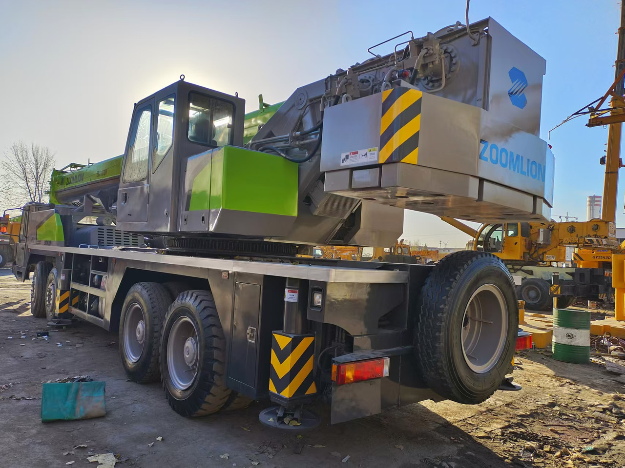 ZOOMLION ZTC700V - Autódaru: 2 kép. ZOOMLION ZTC700V - Autódaru: 2 kép.