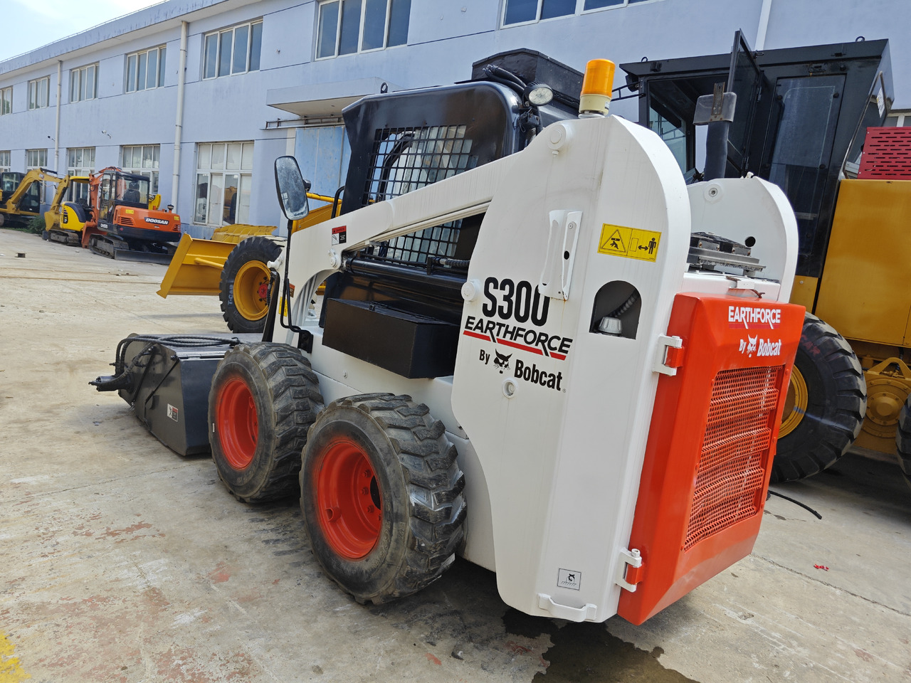 Bobcat S300 - Mini homlokrakodó: 1 kép. Bobcat S300 - Mini homlokrakodó: 1 kép.