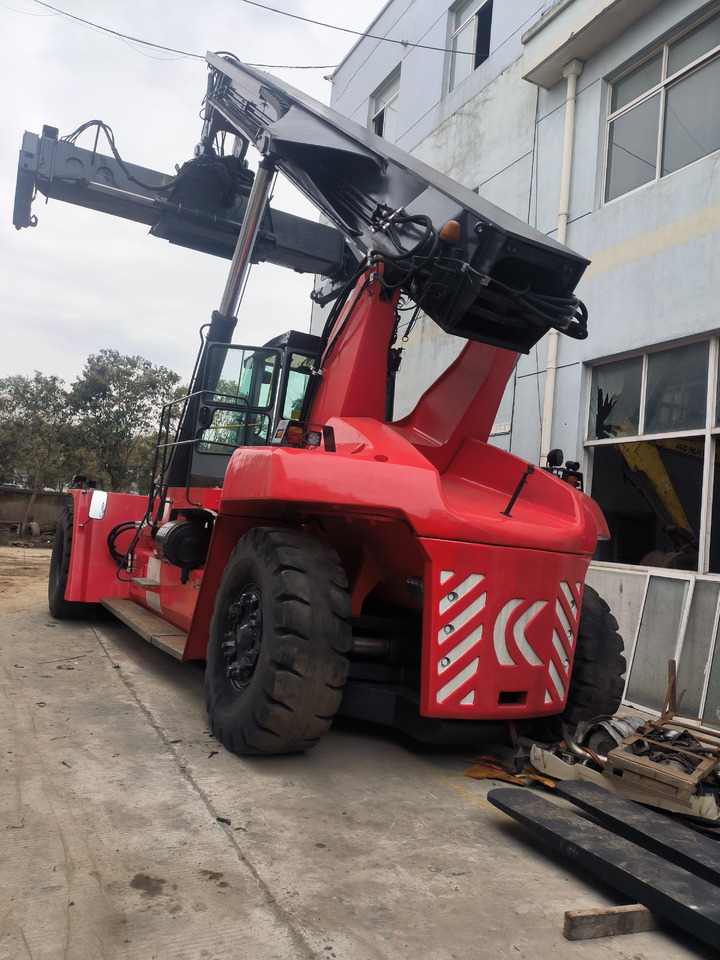 Kalmar DRF450 Used Reach stacker/Container forklift - Konténerrakodó: 2 kép. Kalmar DRF450 Used Reach stacker/Container forklift - Konténerrakodó: 2 kép.