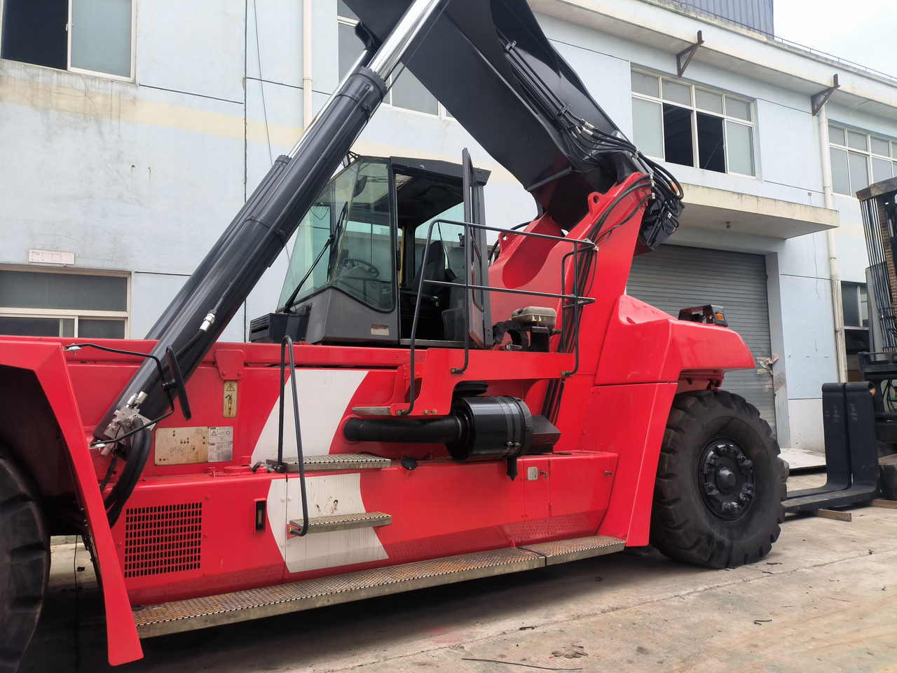 Kalmar DRF450 Used Reach stacker/Container forklift - Konténerrakodó: 3 kép. Kalmar DRF450 Used Reach stacker/Container forklift - Konténerrakodó: 3 kép.