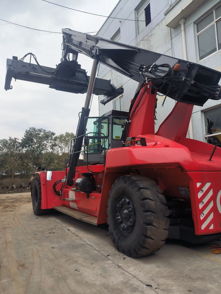 Kalmar DRF450 Used Reach stacker/Container forklift - Konténerrakodó: 5 kép. Kalmar DRF450 Used Reach stacker/Container forklift - Konténerrakodó: 5 kép.