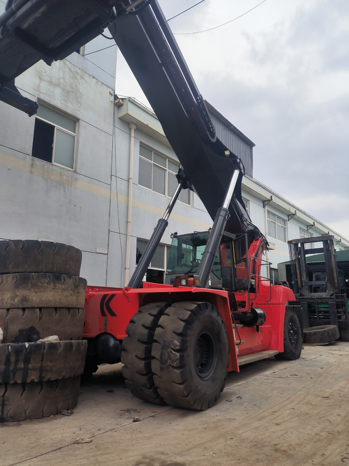 Kalmar DRF450 Used Reach stacker/Container forklift - Konténerrakodó: 4 kép. Kalmar DRF450 Used Reach stacker/Container forklift - Konténerrakodó: 4 kép.