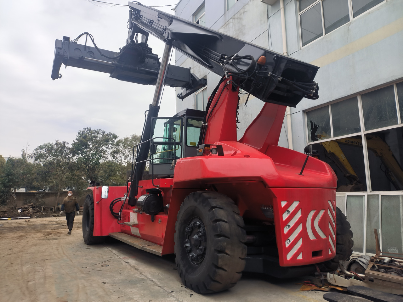 Kalmar DRF450 Used Reach stacker/Container forklift - Konténerrakodó: 1 kép. Kalmar DRF450 Used Reach stacker/Container forklift - Konténerrakodó: 1 kép.