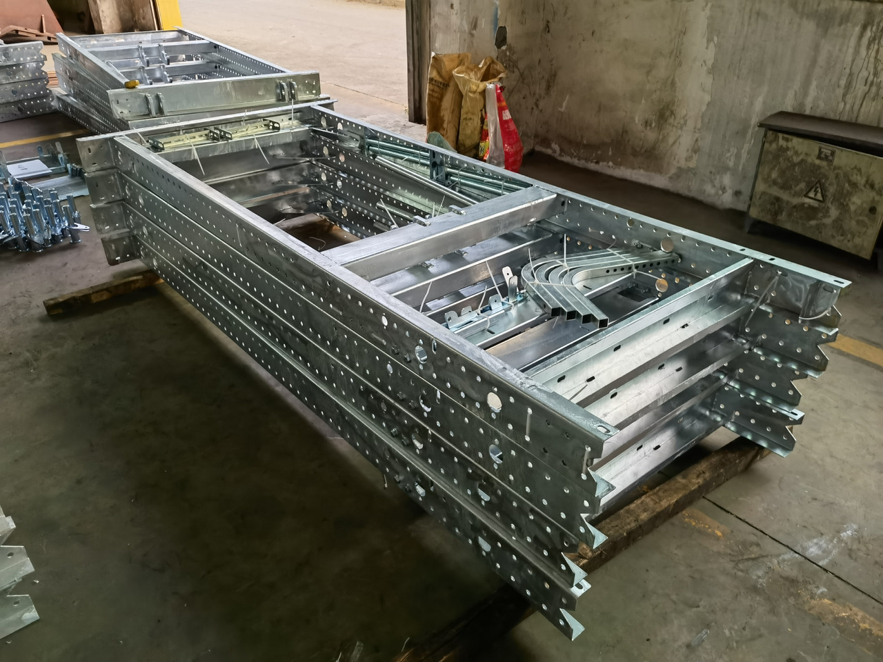 JSIE JSIE3300ZXB - Billencs felépitmény: 3 kép. JSIE JSIE3300ZXB - Billencs felépitmény: 3 kép.