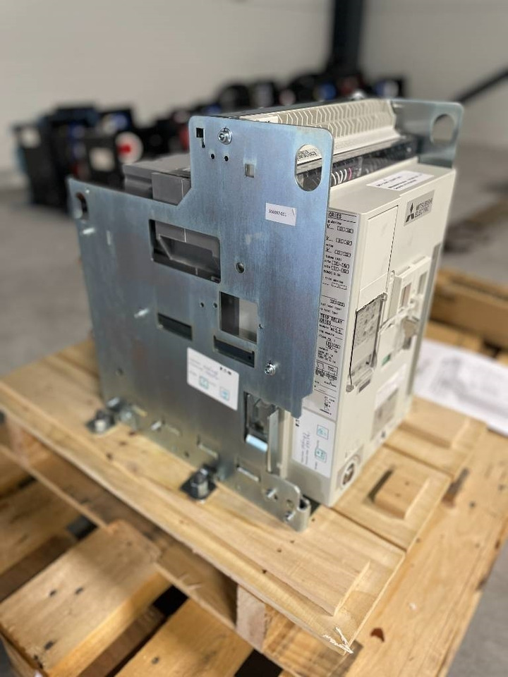 Mitsubishi Circuit breaker 1000A - AE1000-SW 3P - DPX-12648 - Építőipari gépek: 2 kép. Mitsubishi Circuit breaker 1000A - AE1000-SW 3P - DPX-12648 - Építőipari gépek: 2 kép.