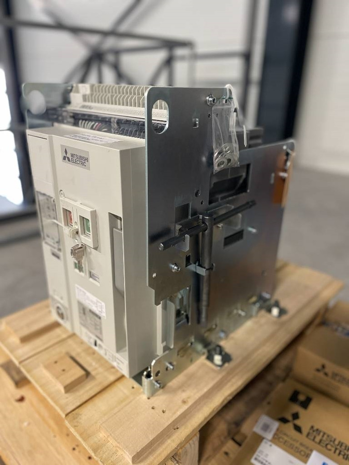 Mitsubishi Circuit breaker 1000A - AE1000-SW 3P - DPX-12648 - Építőipari gépek: 5 kép. Mitsubishi Circuit breaker 1000A - AE1000-SW 3P - DPX-12648 - Építőipari gépek: 5 kép.