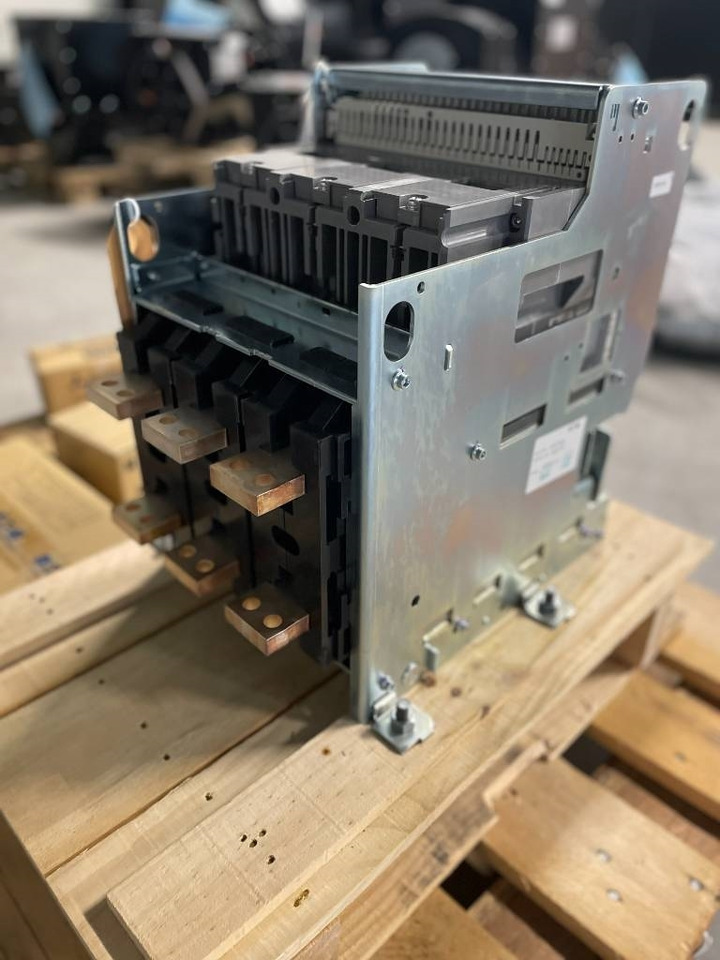 Mitsubishi Circuit breaker 1000A - AE1000-SW 3P - DPX-12648 - Építőipari gépek: 3 kép. Mitsubishi Circuit breaker 1000A - AE1000-SW 3P - DPX-12648 - Építőipari gépek: 3 kép.