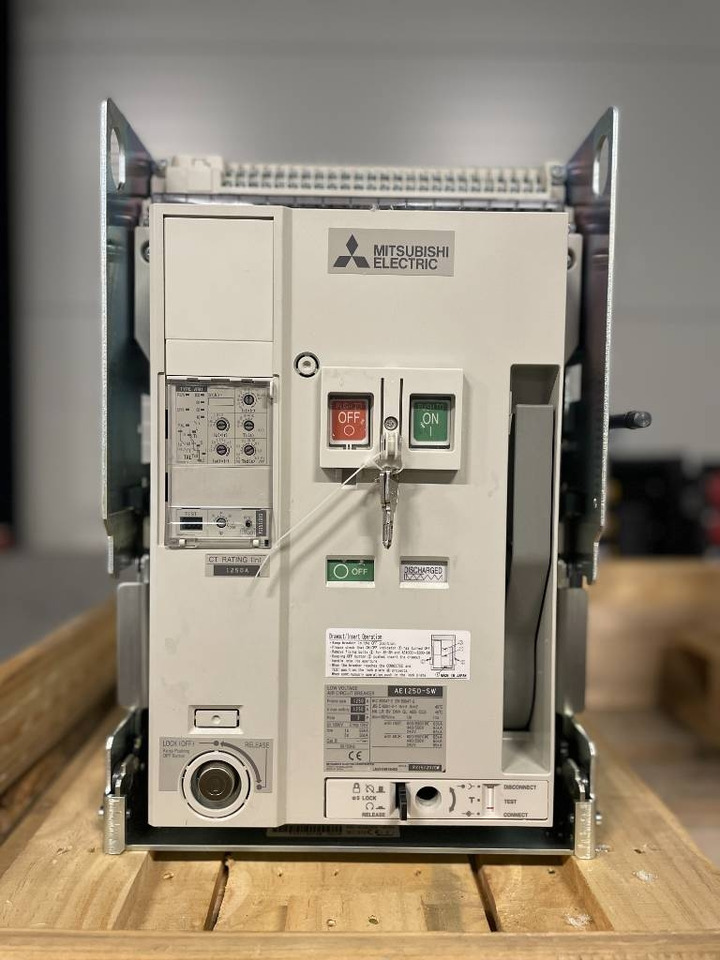 Mitsubishi Circuit breaker 1250A - AE1250-SW 3P - DPX-12648 - Építőipari gépek: 1 kép. Mitsubishi Circuit breaker 1250A - AE1250-SW 3P - DPX-12648 - Építőipari gépek: 1 kép.