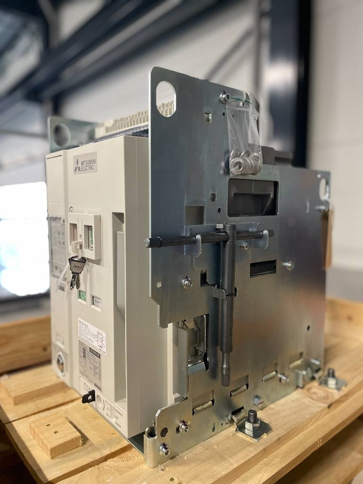 Mitsubishi Circuit breaker 1250A - AE1250-SW 3P - DPX-12648 - Építőipari gépek: 5 kép. Mitsubishi Circuit breaker 1250A - AE1250-SW 3P - DPX-12648 - Építőipari gépek: 5 kép.