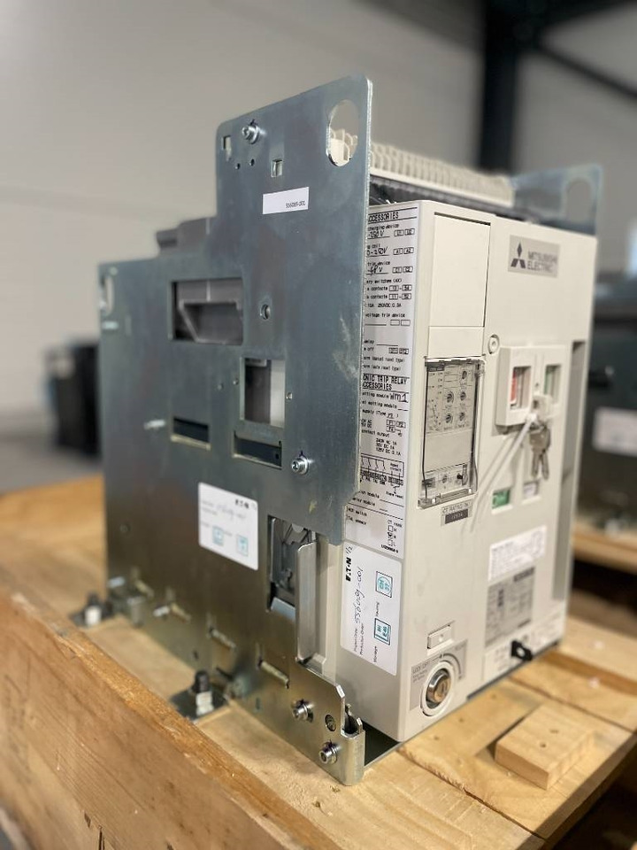 Mitsubishi Circuit breaker 1250A - AE1250-SW 3P - DPX-12648 - Építőipari gépek: 2 kép. Mitsubishi Circuit breaker 1250A - AE1250-SW 3P - DPX-12648 - Építőipari gépek: 2 kép.