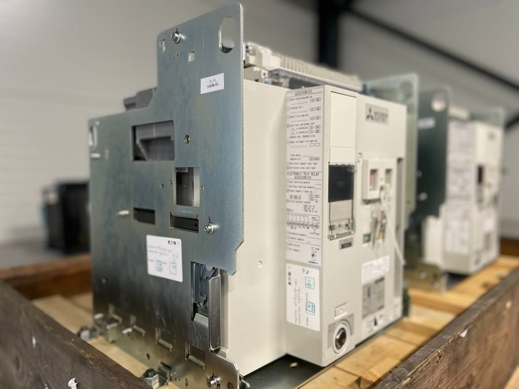 Mitsubishi Circuit breaker 2500A - AE2500-SW 3P - DPX-12648 - Építőipari gépek: 2 kép. Mitsubishi Circuit breaker 2500A - AE2500-SW 3P - DPX-12648 - Építőipari gépek: 2 kép.