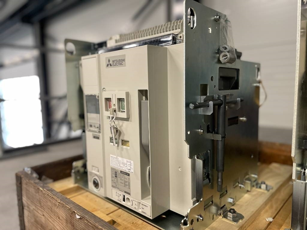 Mitsubishi Circuit breaker 2500A - AE2500-SW 3P - DPX-12648 - Építőipari gépek: 5 kép. Mitsubishi Circuit breaker 2500A - AE2500-SW 3P - DPX-12648 - Építőipari gépek: 5 kép.