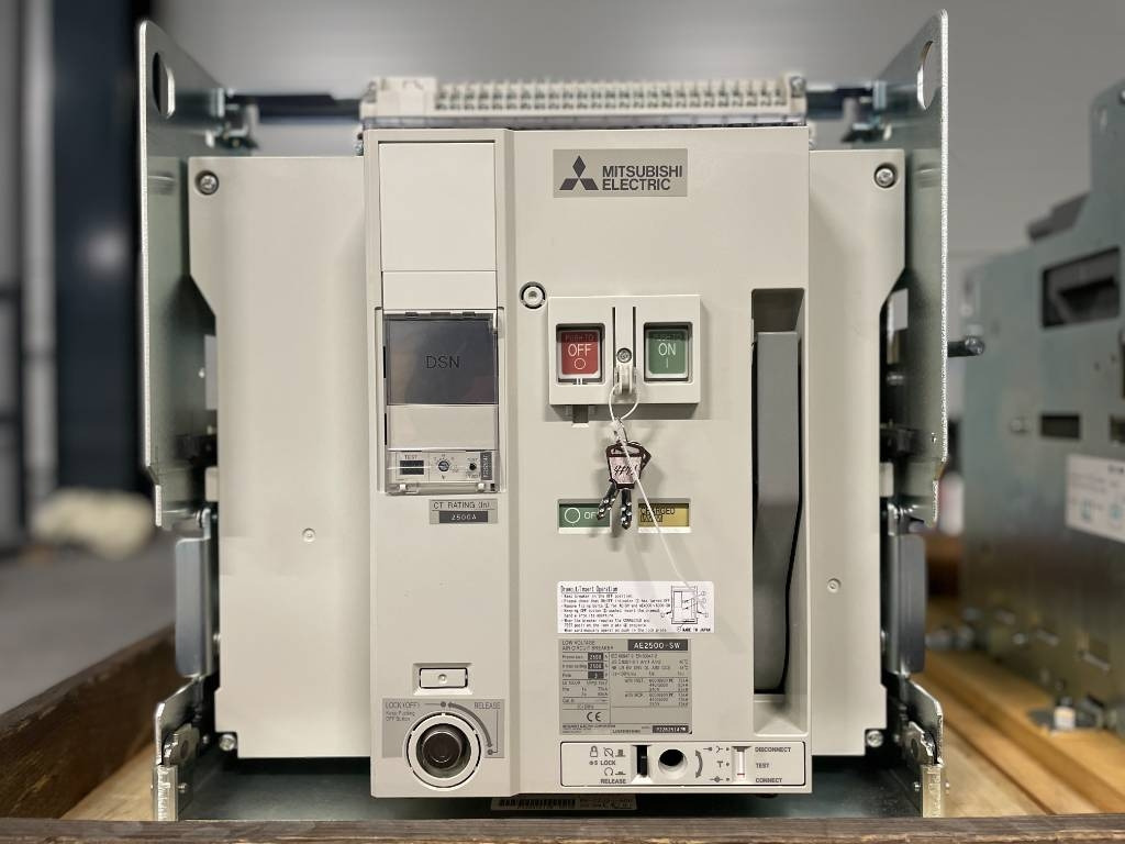 Mitsubishi Circuit breaker 2500A - AE2500-SW 3P - DPX-12648 - Építőipari gépek: 1 kép. Mitsubishi Circuit breaker 2500A - AE2500-SW 3P - DPX-12648 - Építőipari gépek: 1 kép.
