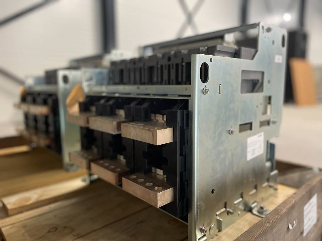 Mitsubishi Circuit breaker 2500A - AE2500-SW 3P - DPX-12648 - Építőipari gépek: 3 kép. Mitsubishi Circuit breaker 2500A - AE2500-SW 3P - DPX-12648 - Építőipari gépek: 3 kép.