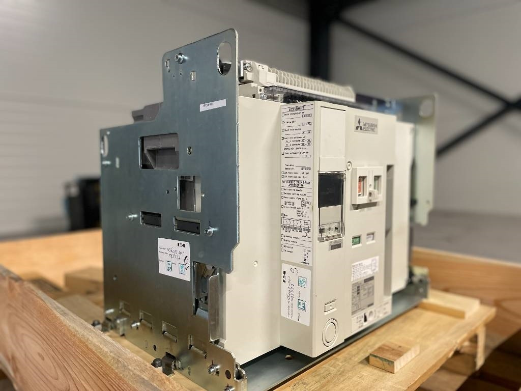 Mitsubishi Circuit breaker 3200A - AE3200-SW 4P - DPX-12648 - Építőipari gépek: 2 kép. Mitsubishi Circuit breaker 3200A - AE3200-SW 4P - DPX-12648 - Építőipari gépek: 2 kép.