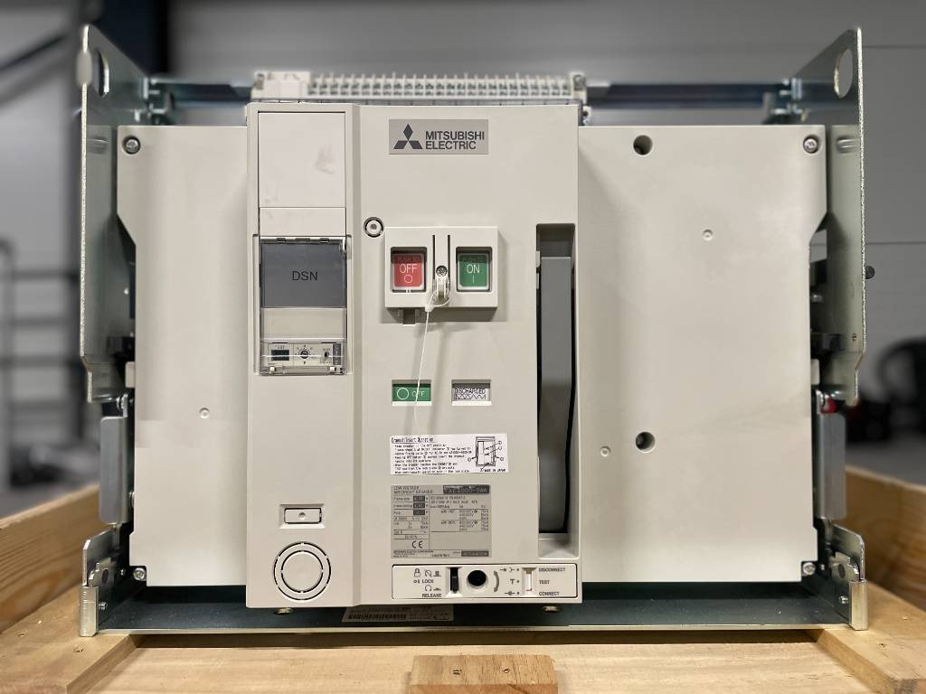 Mitsubishi Circuit breaker 4000A - AE4000-SWA 4P - DPX-12648 - Építőipari gépek: 1 kép. Mitsubishi Circuit breaker 4000A - AE4000-SWA 4P - DPX-12648 - Építőipari gépek: 1 kép.
