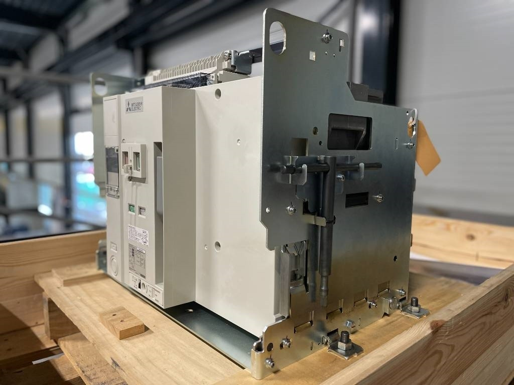 Mitsubishi Circuit breaker 4000A - AE4000-SWA 4P - DPX-12648 - Építőipari gépek: 5 kép. Mitsubishi Circuit breaker 4000A - AE4000-SWA 4P - DPX-12648 - Építőipari gépek: 5 kép.