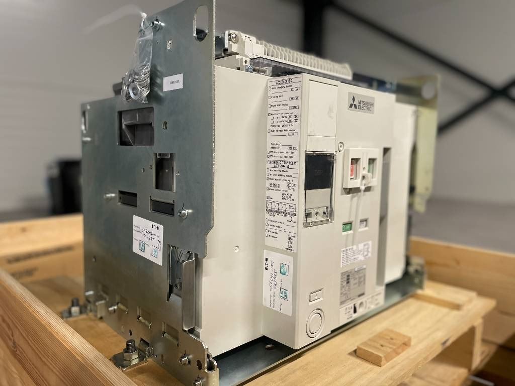 Mitsubishi Circuit breaker 4000A - AE4000-SWA 4P - DPX-12648 - Építőipari gépek: 2 kép. Mitsubishi Circuit breaker 4000A - AE4000-SWA 4P - DPX-12648 - Építőipari gépek: 2 kép.