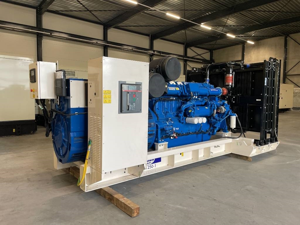 FG Wilson P1250-1 - 1250 kVA Surplus Genset - DPX-25089 - Áramfejlesztő: 2 kép. FG Wilson P1250-1 - 1250 kVA Surplus Genset - DPX-25089 - Áramfejlesztő: 2 kép.