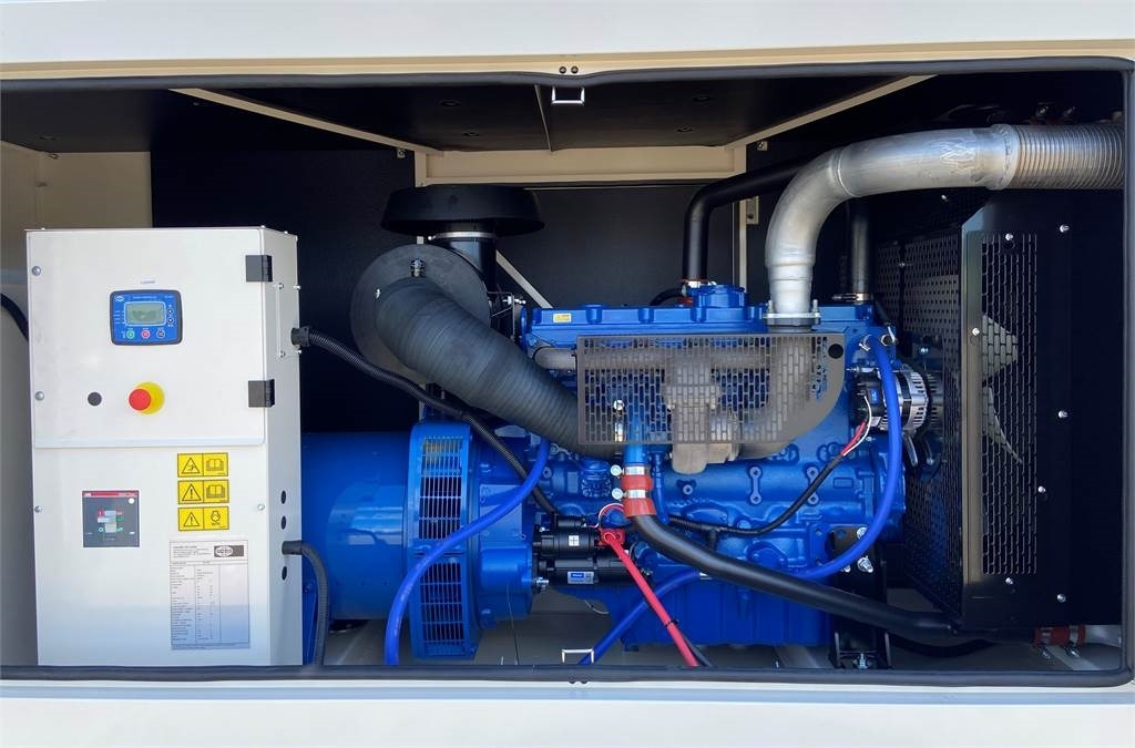 FG Wilson P220-3 - 220 kVA Genset - DPX-16012 - Áramfejlesztő: 5 kép. FG Wilson P220-3 - 220 kVA Genset - DPX-16012 - Áramfejlesztő: 5 kép.