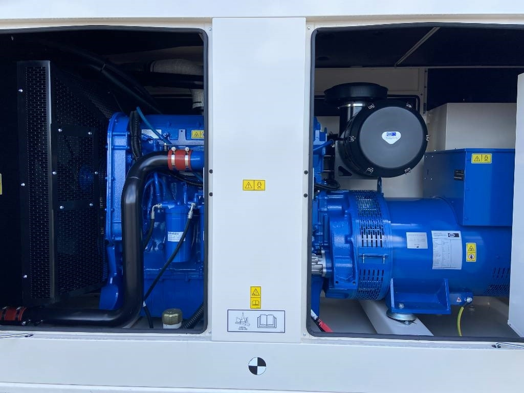 FG Wilson P550-3 - 550 kVA Genset - DPX-16020 - Áramfejlesztő: 4 kép. FG Wilson P550-3 - 550 kVA Genset - DPX-16020 - Áramfejlesztő: 4 kép.