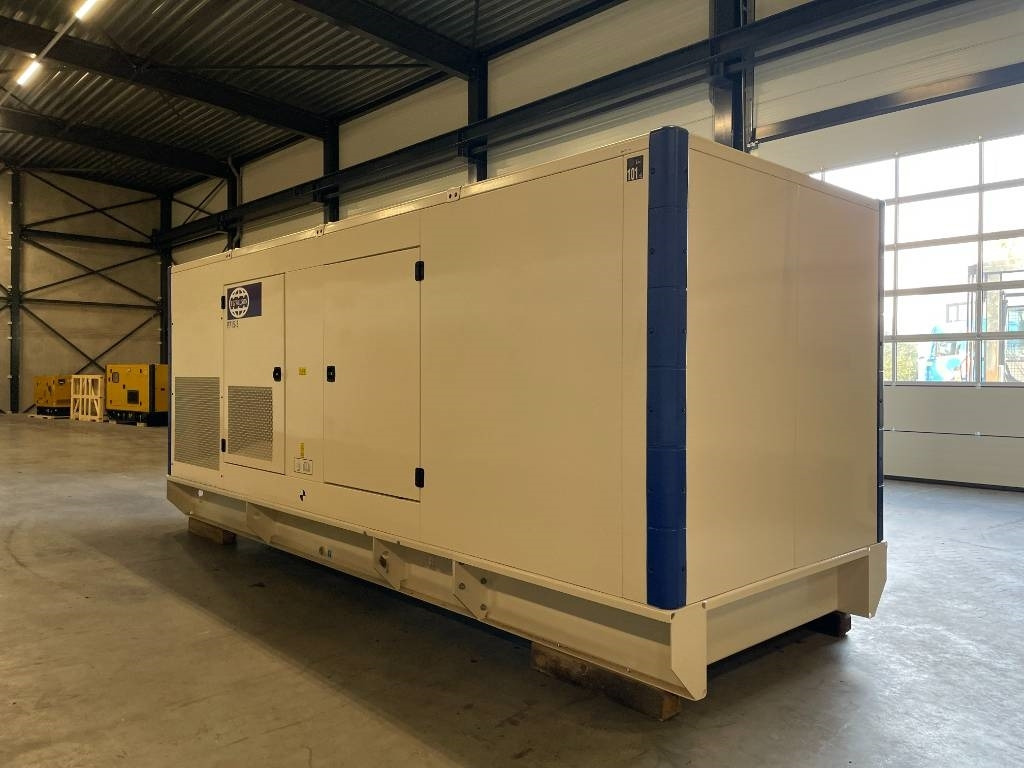 FG Wilson P715-3 - 715 kVA Genset - DPX-16023 - Áramfejlesztő: 3 kép. FG Wilson P715-3 - 715 kVA Genset - DPX-16023 - Áramfejlesztő: 3 kép.