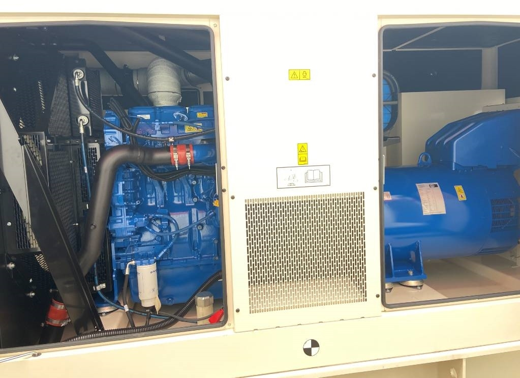 FG Wilson P850-1 - 850 kVA Genset - DPX-16024 - Áramfejlesztő: 5 kép. FG Wilson P850-1 - 850 kVA Genset - DPX-16024 - Áramfejlesztő: 5 kép.