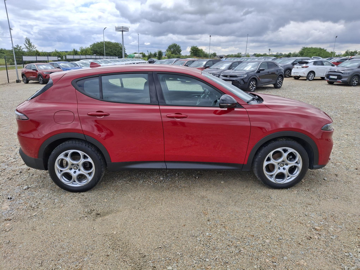 ALFA ROMEO TONALE SUV - Terepjáró/ SUV: 4 kép. ALFA ROMEO TONALE SUV - Terepjáró/ SUV: 4 kép.