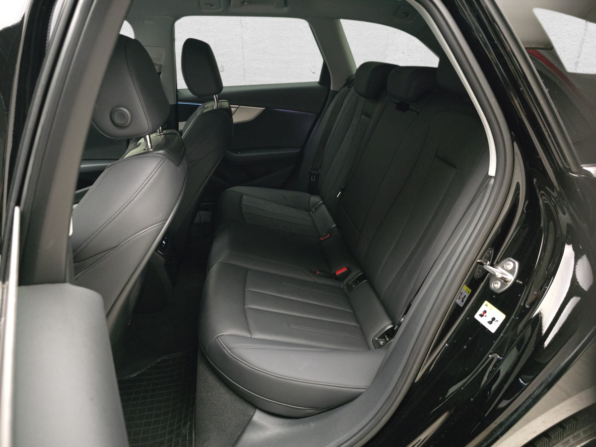 Autó AUDI A4 AVANT KOMBI: 13 kép.