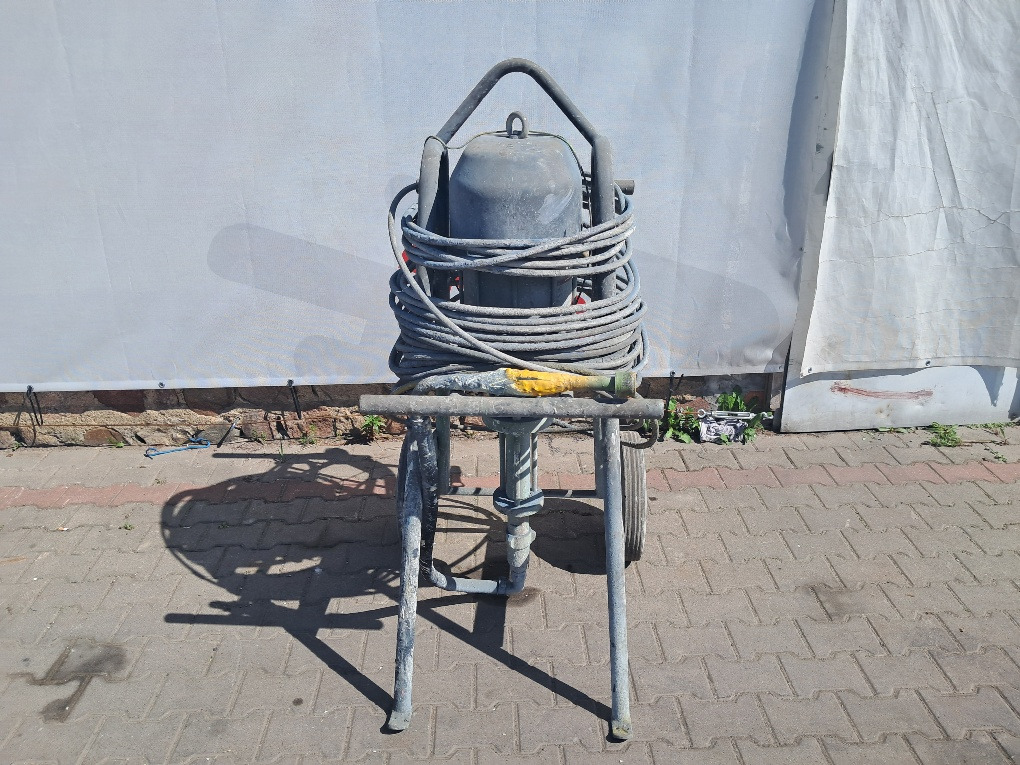 Agregat malarski pompa WAGNER PROTEC 95-150 - Rok 2022 - 530 bar - AIRLESS - Építőipari berendezések: 2 kép. Agregat malarski pompa WAGNER PROTEC 95-150 - Rok 2022 - 530 bar - AIRLESS - Építőipari berendezések: 2 kép.