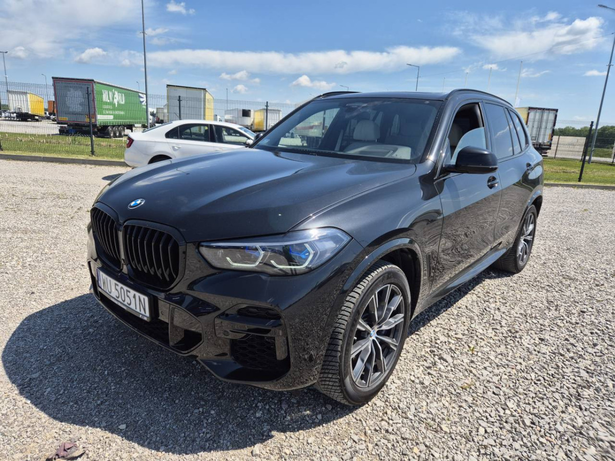 BMW X5 M50I SUV - Terepjáró/ SUV: 2 kép. BMW X5 M50I SUV - Terepjáró/ SUV: 2 kép.