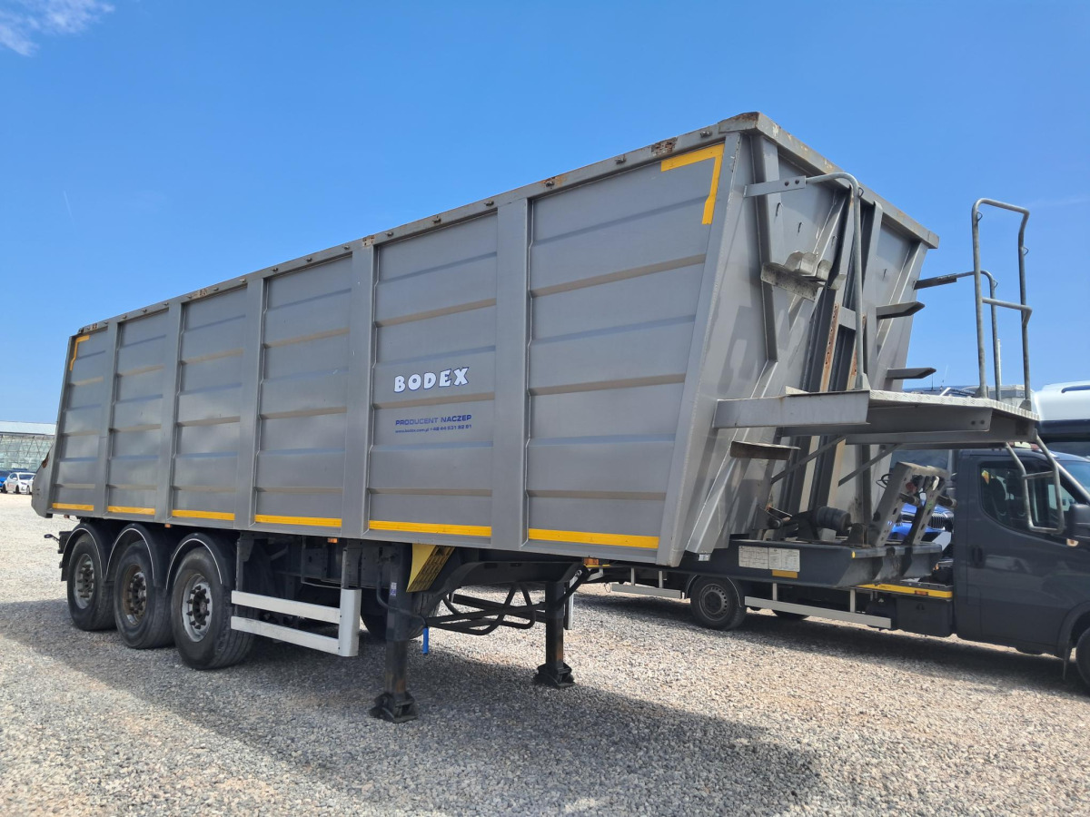 BODEX KSI3B PRZEWÓZ TOWARÓW SYPKICH - Félpótkocsi billenőplatós: 1 kép. BODEX KSI3B PRZEWÓZ TOWARÓW SYPKICH - Félpótkocsi billenőplatós: 1 kép.
