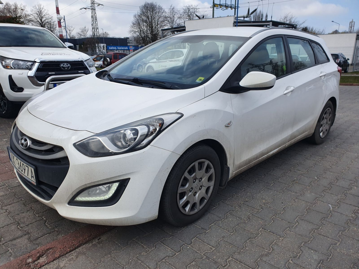 HYUNDAI I30 KOMBI - Autó: 2 kép. HYUNDAI I30 KOMBI - Autó: 2 kép.