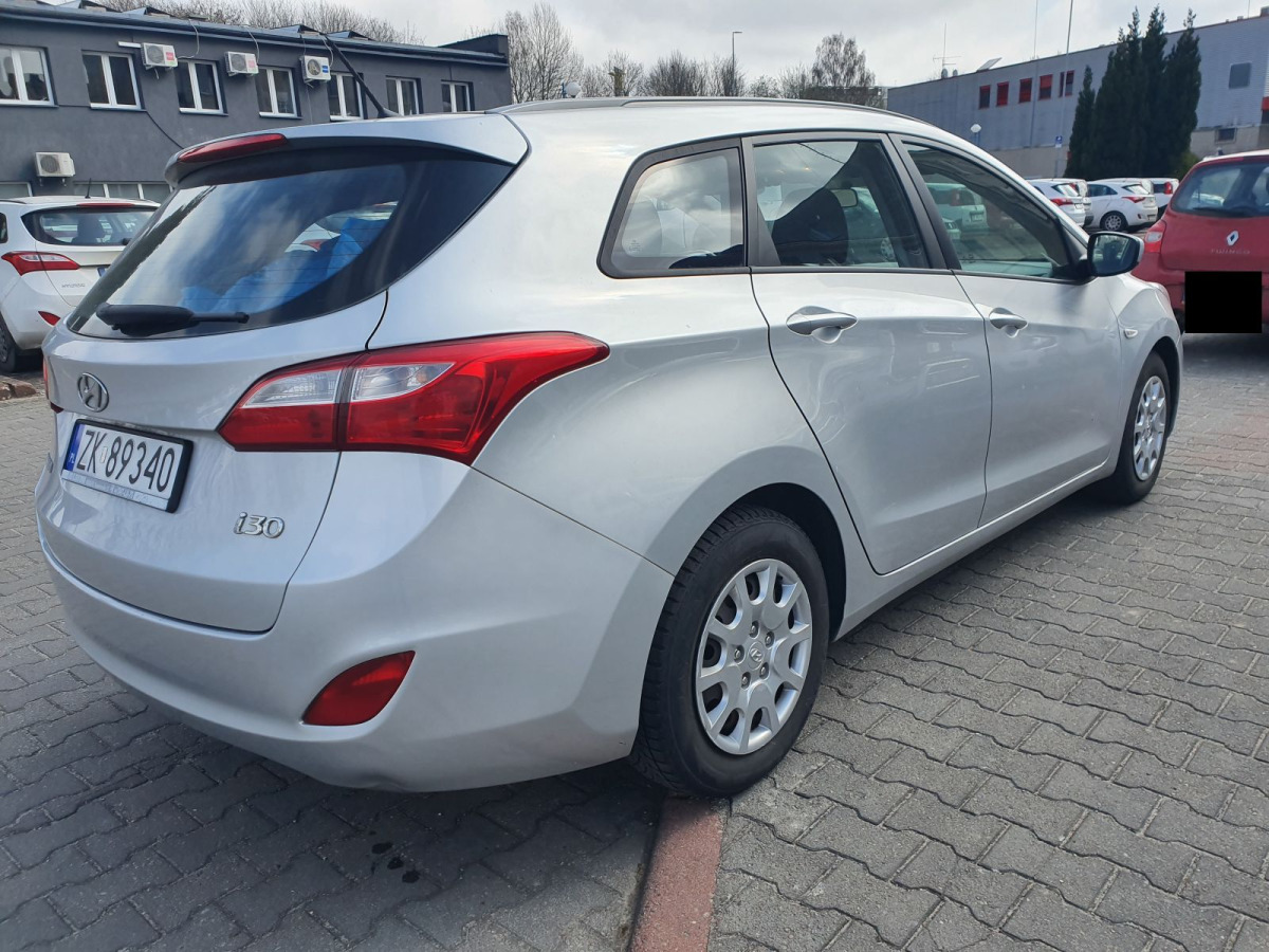 HYUNDAI I30 KOMBI - Autó: 3 kép. HYUNDAI I30 KOMBI - Autó: 3 kép.