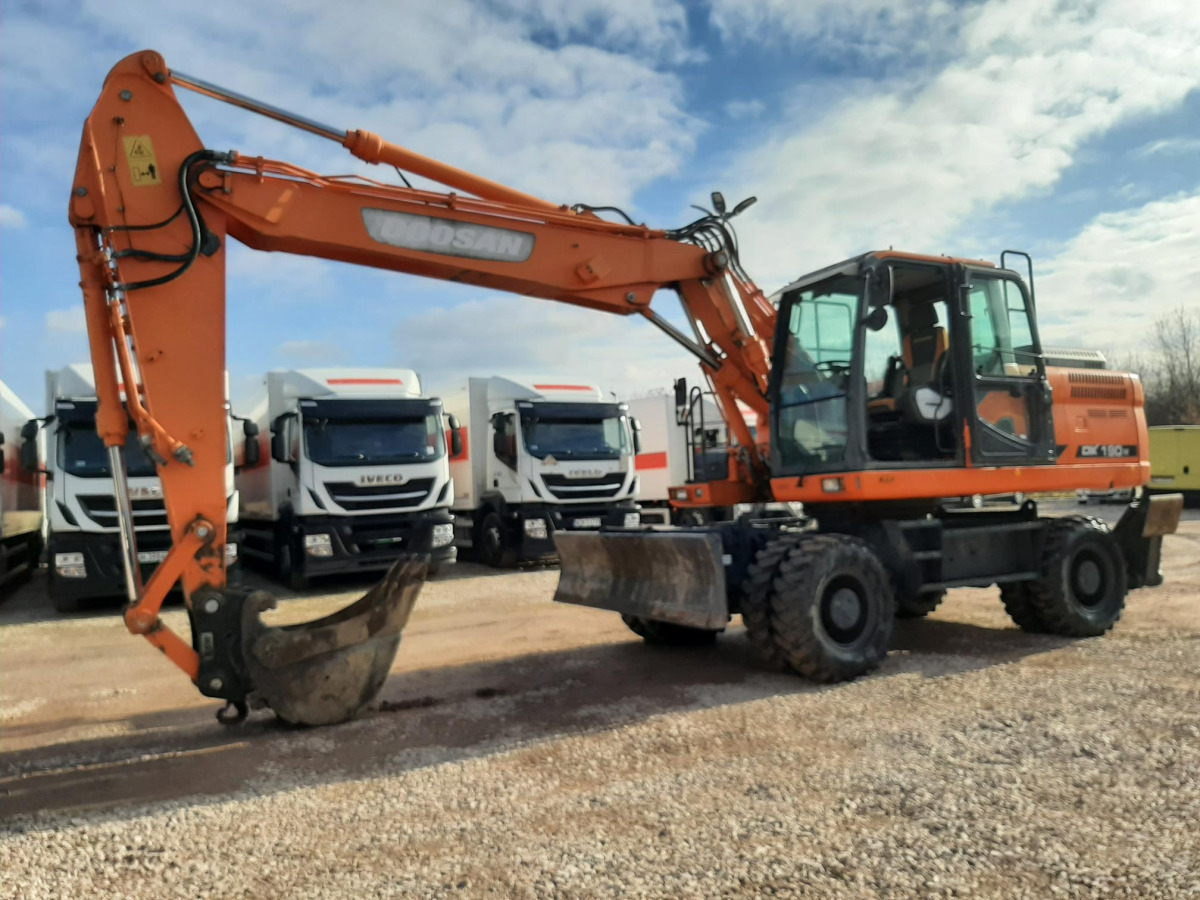 Koparka kołowa Doosan DX190W-3 2014 - 9261 mtg - silnik sprawny - Gumikerekes kotró: 2 kép. Koparka kołowa Doosan DX190W-3 2014 - 9261 mtg - silnik sprawny - Gumikerekes kotró: 2 kép.