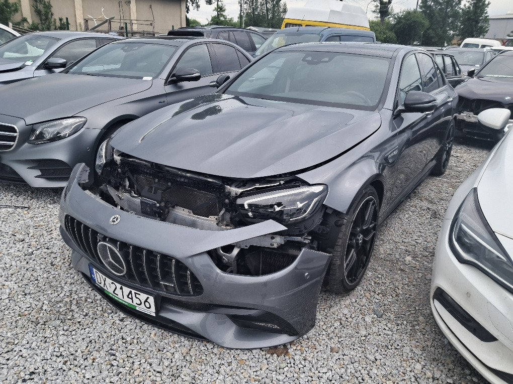 MERCEDES BENZ AMG E63S SEDAN - Szedán: 3 kép. MERCEDES BENZ AMG E63S SEDAN - Szedán: 3 kép.