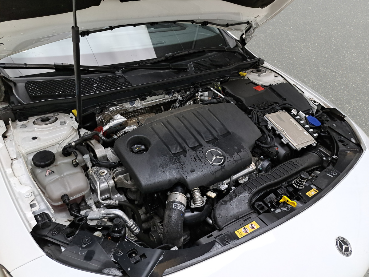 Hatchback MERCEDES BENZ CLA 200 D HATCHBACK: 15 kép.