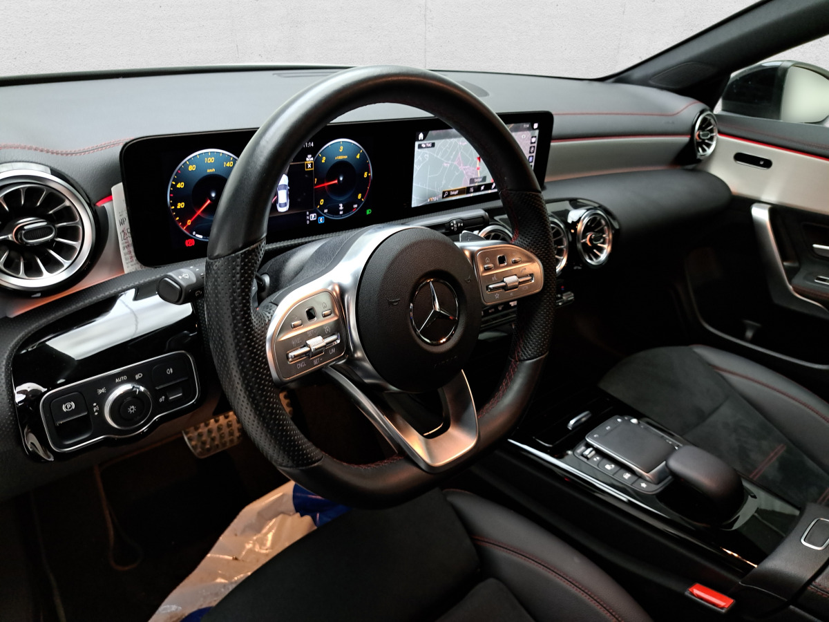 Hatchback MERCEDES BENZ CLA 200 D HATCHBACK: 12 kép.