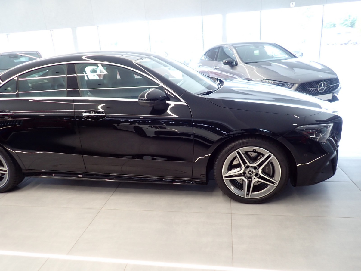 MERCEDES BENZ CLA 200 SEDAN - Szedán: 5 kép. MERCEDES BENZ CLA 200 SEDAN - Szedán: 5 kép.