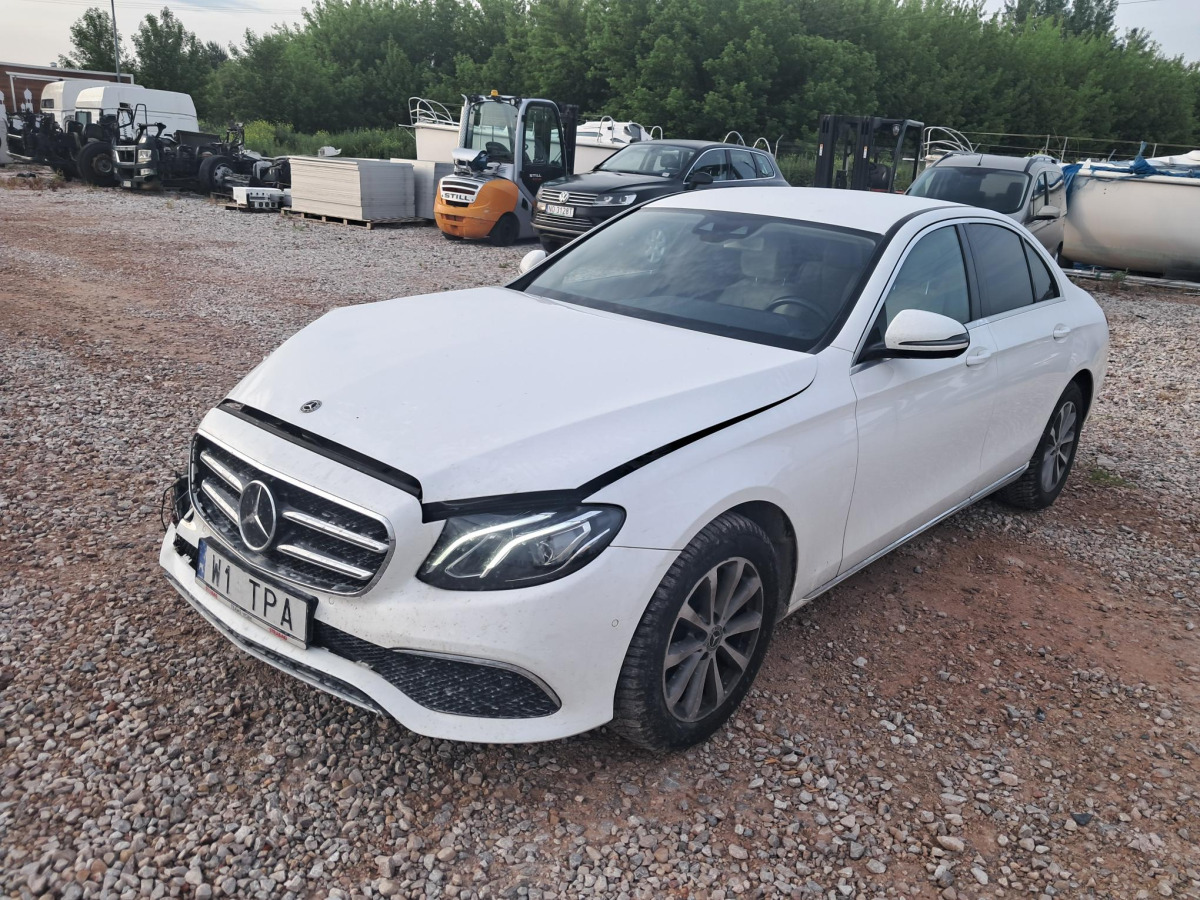 MERCEDES BENZ E 220 D 4MATIC SEDAN - Szedán: 3 kép. MERCEDES BENZ E 220 D 4MATIC SEDAN - Szedán: 3 kép.