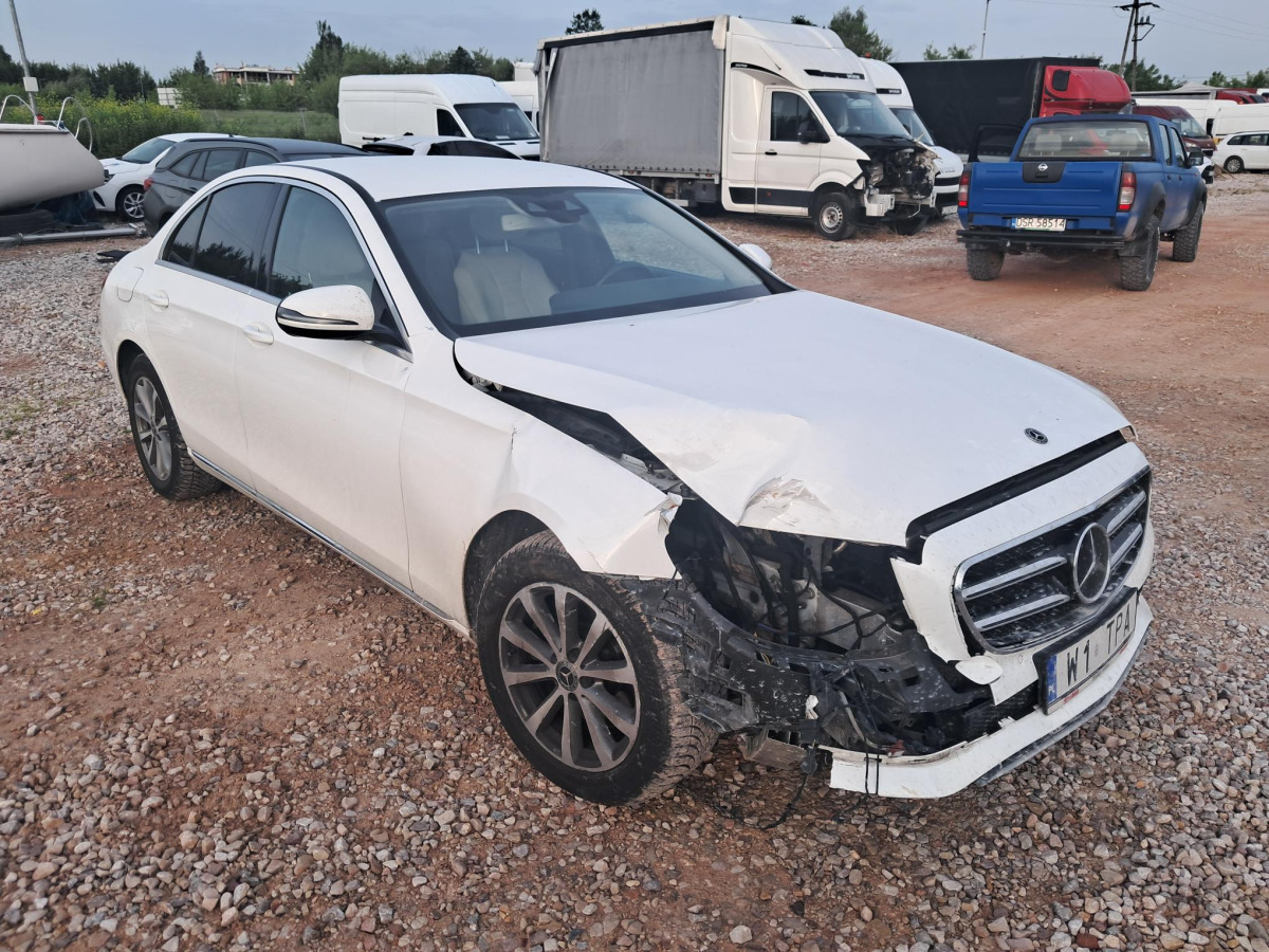 MERCEDES BENZ E 220 D 4MATIC SEDAN - Szedán: 1 kép. MERCEDES BENZ E 220 D 4MATIC SEDAN - Szedán: 1 kép.