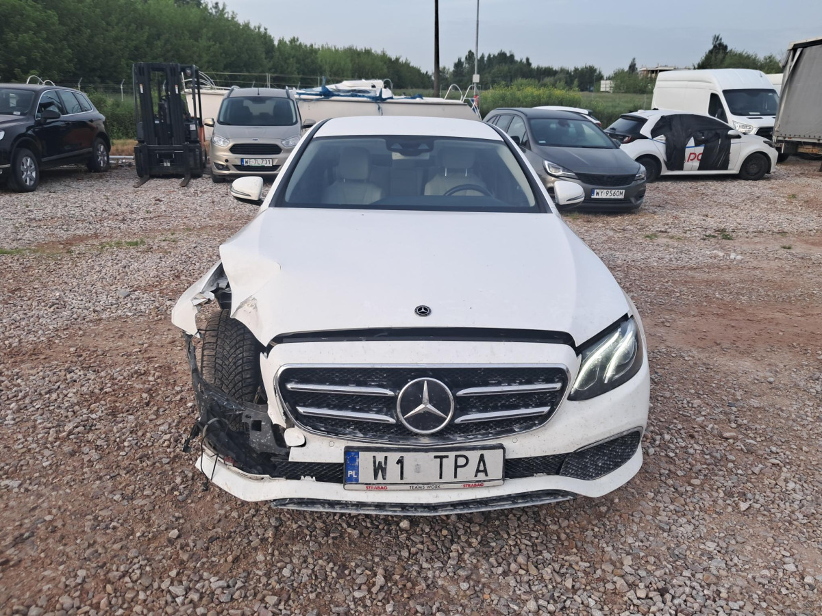 MERCEDES BENZ E 220 D 4MATIC SEDAN - Szedán: 2 kép. MERCEDES BENZ E 220 D 4MATIC SEDAN - Szedán: 2 kép.