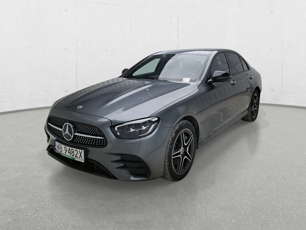 MERCEDES BENZ E 300 DE SEDAN - Szedán: 4 kép. MERCEDES BENZ E 300 DE SEDAN - Szedán: 4 kép.