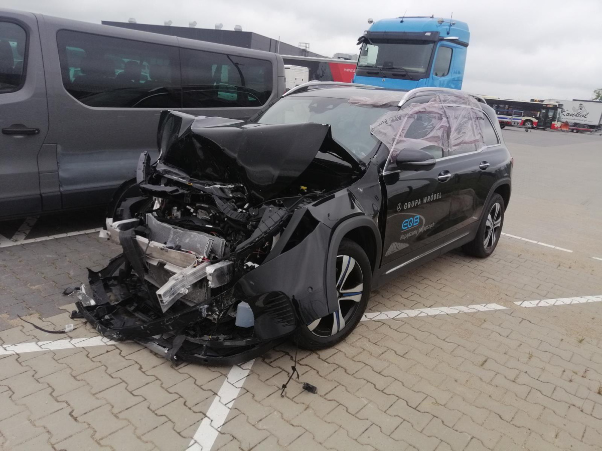 MERCEDES BENZ EQB 300 4MATIC SUV - Terepjáró/ SUV: 2 kép. MERCEDES BENZ EQB 300 4MATIC SUV - Terepjáró/ SUV: 2 kép.