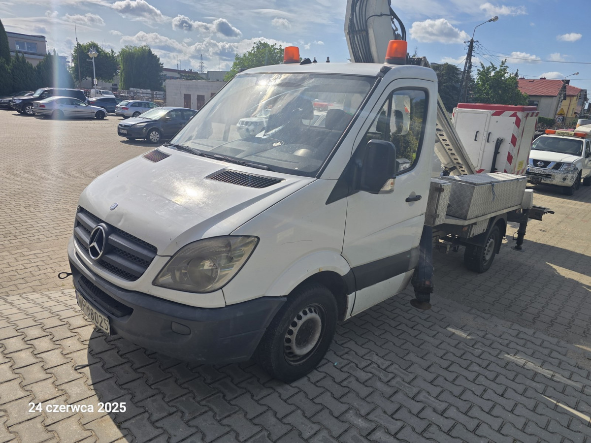 MERCEDES BENZ SPRINTER SPECJALNY - Emelőkosaras teherautó: 2 kép. MERCEDES BENZ SPRINTER SPECJALNY - Emelőkosaras teherautó: 2 kép.