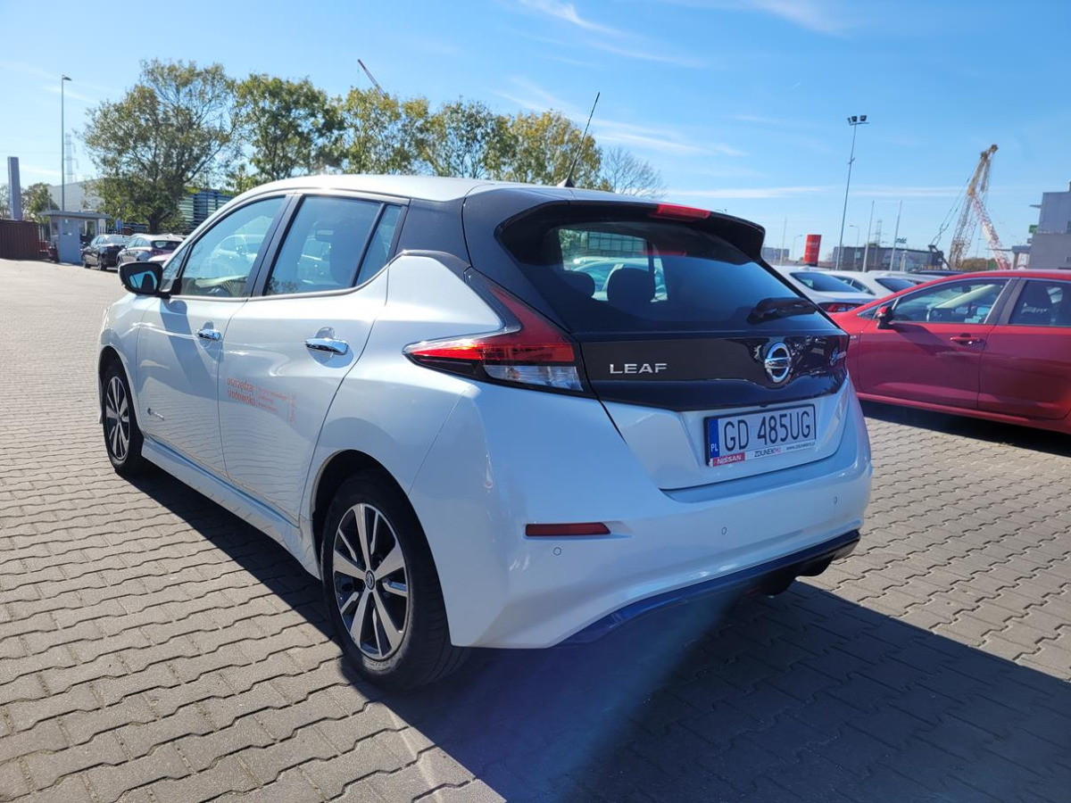 NISSAN LEAF HATCHBACK - Autó: 4 kép. NISSAN LEAF HATCHBACK - Autó: 4 kép.