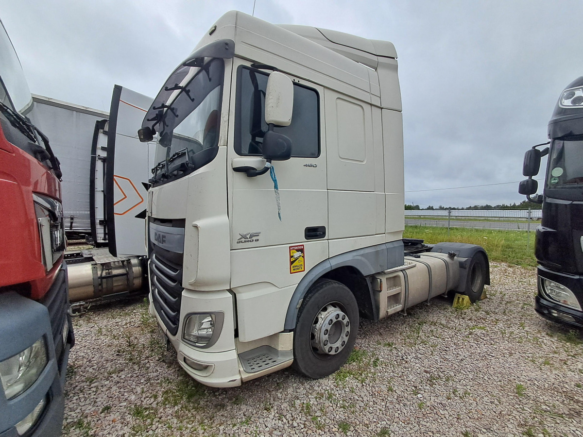 DAF XF 460 CIĄGNIK SIODŁOWY - Nyergesvontató: 2 kép. DAF XF 460 CIĄGNIK SIODŁOWY - Nyergesvontató: 2 kép.